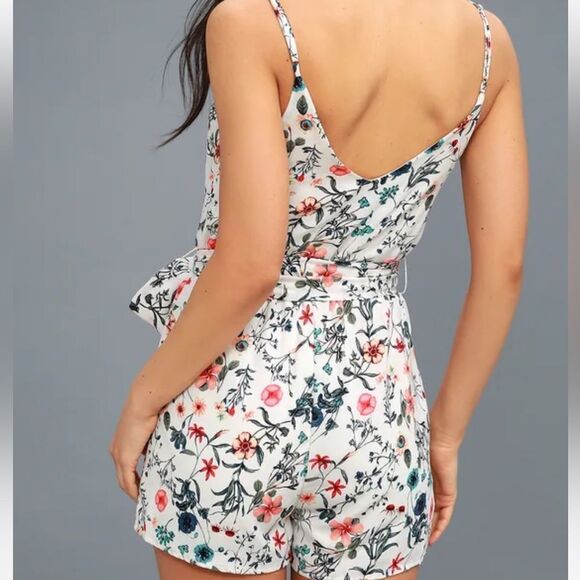 COPY - Lulus lissie White Floral Print Romper small NEW discontinued - Picture 2 of 2